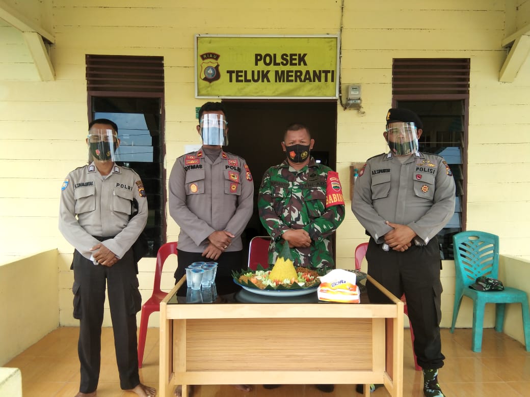 Sambut HUT ke-75 TNI, Kapolsek Teluk Meranti Berikan Kejutan kepada Babinsa