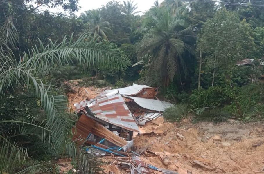 Minas Siak Dilanda Longsor, Warung Warga Amblas Akibat Hujan Deras