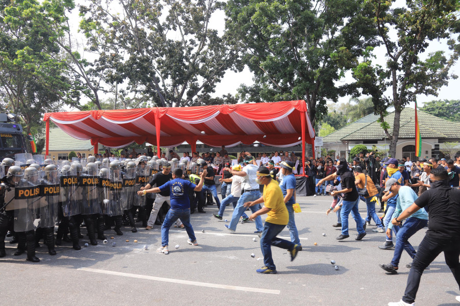 Simulasi Pengamanan Pilkada 2024, Adegan Bentrok Hingga Penyanderaan Ketua KPU Ditampilkan