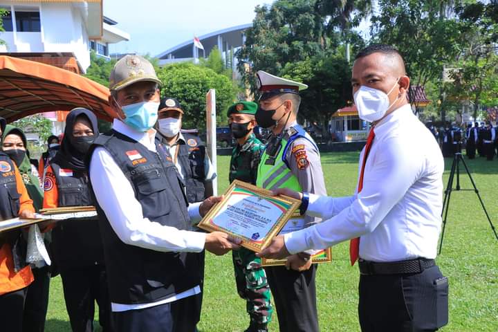 Wakil Walikota Pekanbaru Serahkan Piagam Penghargaan kepada Satgas Gabungan
