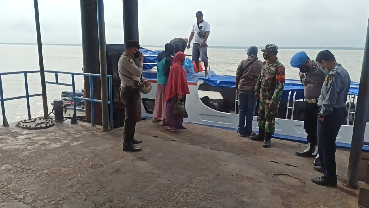 Bersinergi dengan TNI, Polsek Kuala Kampar Operasi Yustisi Cegah Penyebaran Covid-19