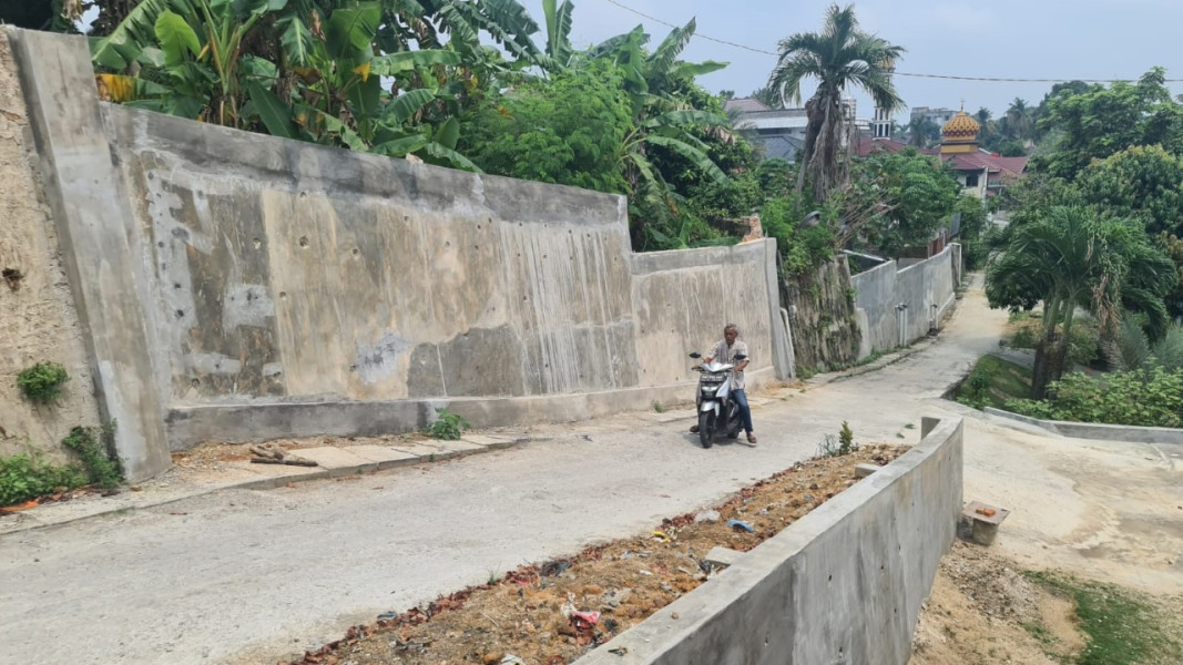 Warga Apresiasi Pembangunan Turap di Hang Lekir oleh Dinas Perkim