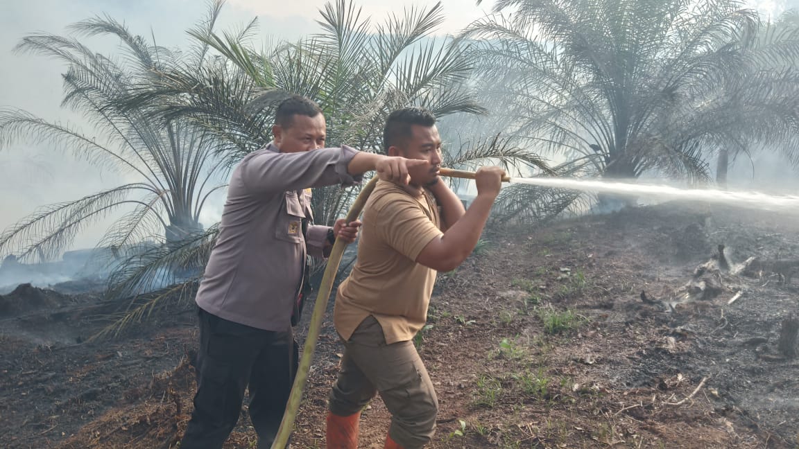Polsek Bunut Lakukan Pemadaman Api di Lahan Masyarakat