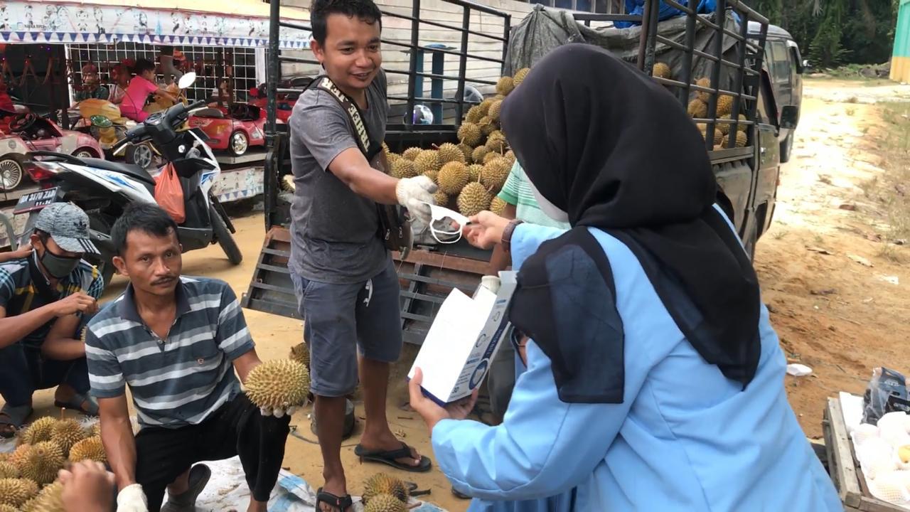 Tim Kukerta UNRI 2021 Semprot Disinfektan dan Bagikan Masker di Pasar Desa Indra Sakti