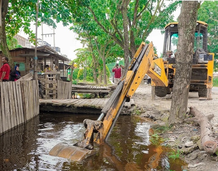 Cegah Banjir, Dinas PUPR Pekanbaru Normalisasi Drainase Jalan Riau