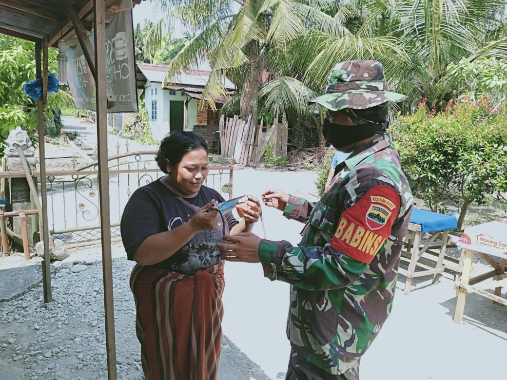 Babinsa Koramil 06/SH Patroli Berikan Imbauan di Desa Binaan Agar Menggunakan Masker
