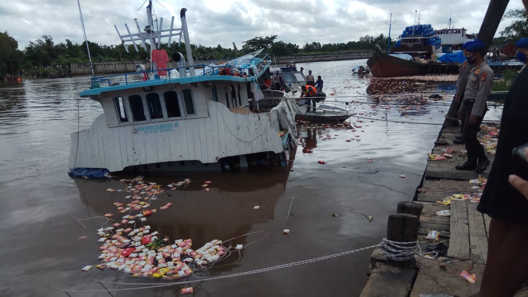 Kapal Tenggelam di Sungai Siak, Ribuan Bungkus Mie Instan Mengapung