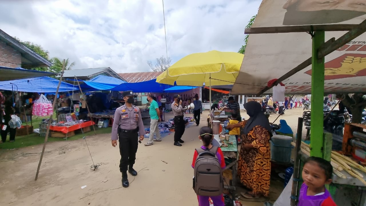 PPKM Tahap II, Polsek Pangkalan Kuras Pantau Prokes di Pasar Desa Betung
