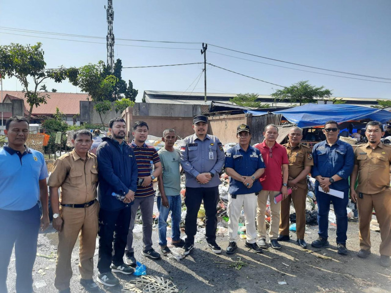 DLHK Kota Pekanbaru Pantau Langsung Aktivitas Pengangkutan Sampah di Pasar Pagi Arengka