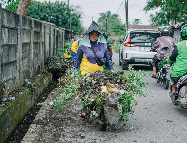 Dipadati Endapan Sedimen, Dinas PUPR Pekanbaru Bersihkan Drainase Jalan Diran
