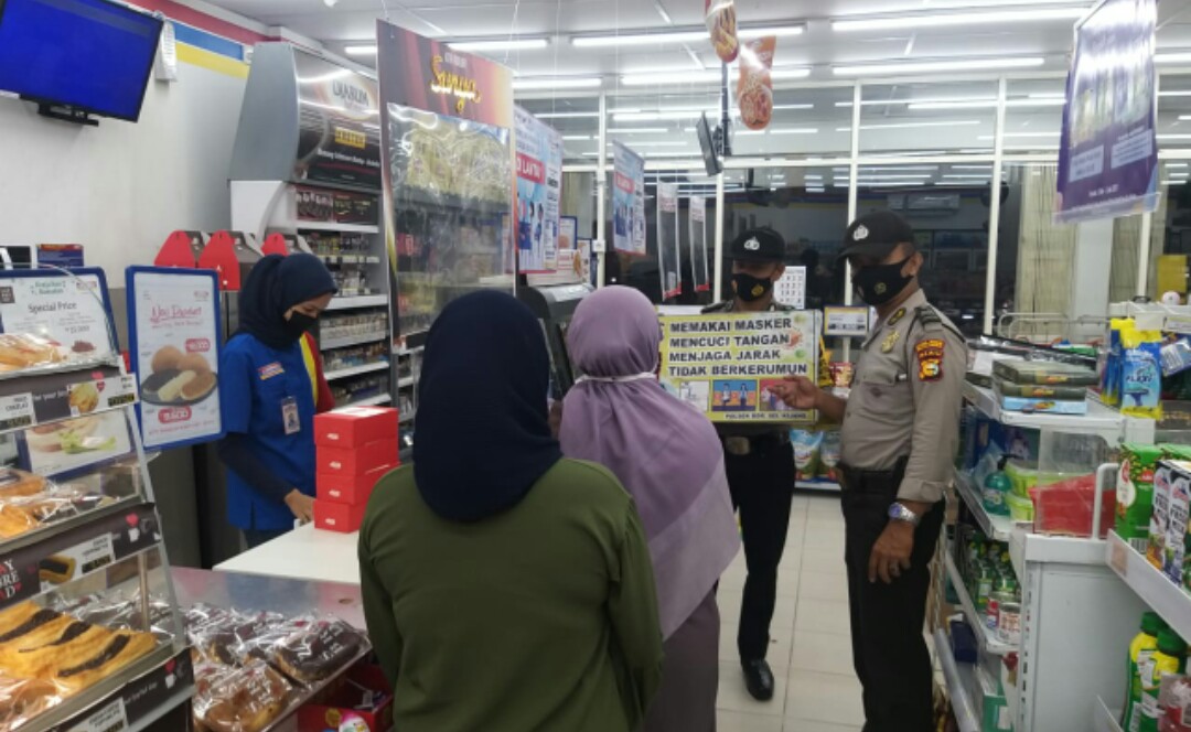 Malam Hari, Polisi Pantau Prokes di Swalayan Bandar Sei Kijang