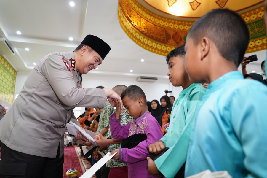 Bersama Anak Yatim, Polda Riau Doakan Pilkada Damai