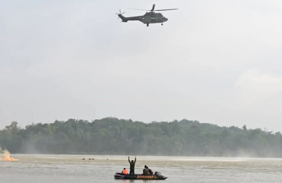 Tim SAR Lanud Roesmin Nurjadin Simulasikan Penyelamatan Pilot di Danau Bandar Kayangan