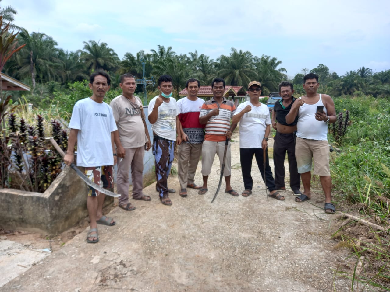 Gelar Bakti Sosial, IPK Ransus Tasik Serai Gotong Royong Bersihkan Wakaf
