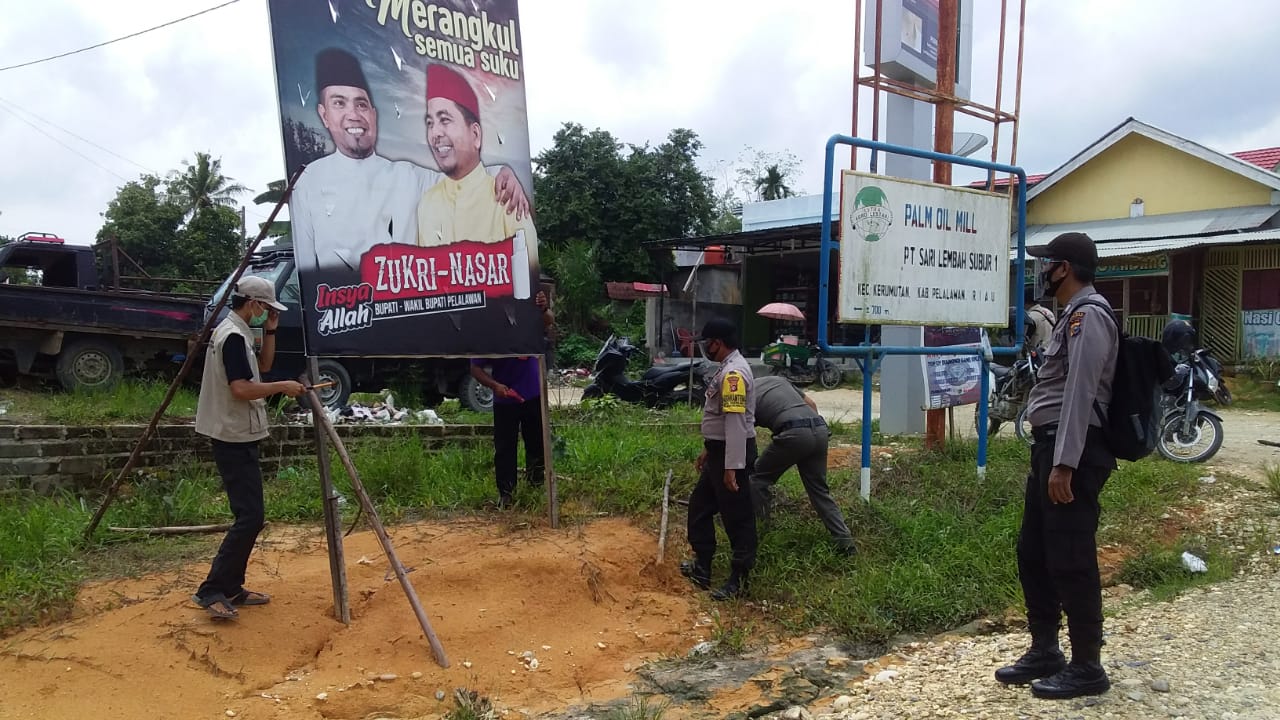 Polsek Kerumutan dan Panwaslu Kecamatan Tertibkan APK