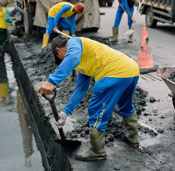 Pasukan Kuning Bersihkan Drainase Jalan KH Ahmad Dahlan