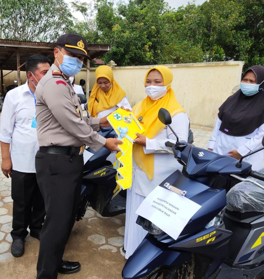 Kapolsek Bunut Ikut dalam Penyerahan Alat Transportasi kepada Bidan Desa