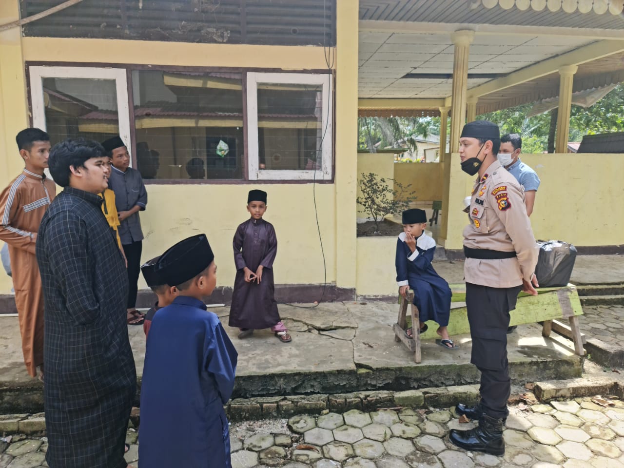 Polsek Langgam Kembali Melaksanakan Kegiatan Jumat Barokah di Ponpes Tahfizul Quran