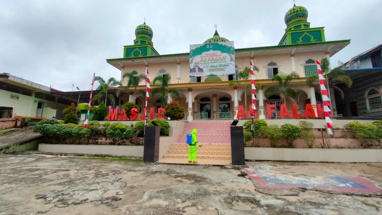 Putus Penyebaran Covid-19, Polsek Pangkalan Kuras Semprot Disinfektan di Masjid