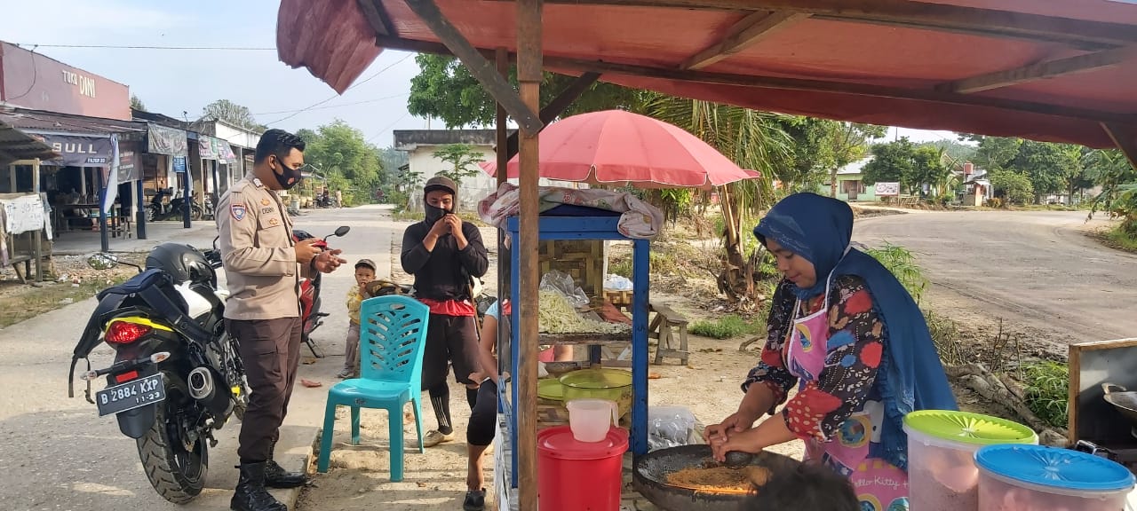 Polsubsektor Pelalawan Gelar Bakti Sosial Berbagi Masker