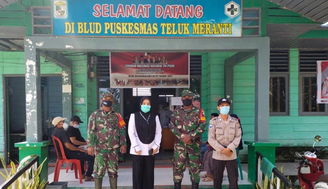 Polisi dan TNI Bersinergi dalam Pengawasan Vaksinasi di Puskesmas