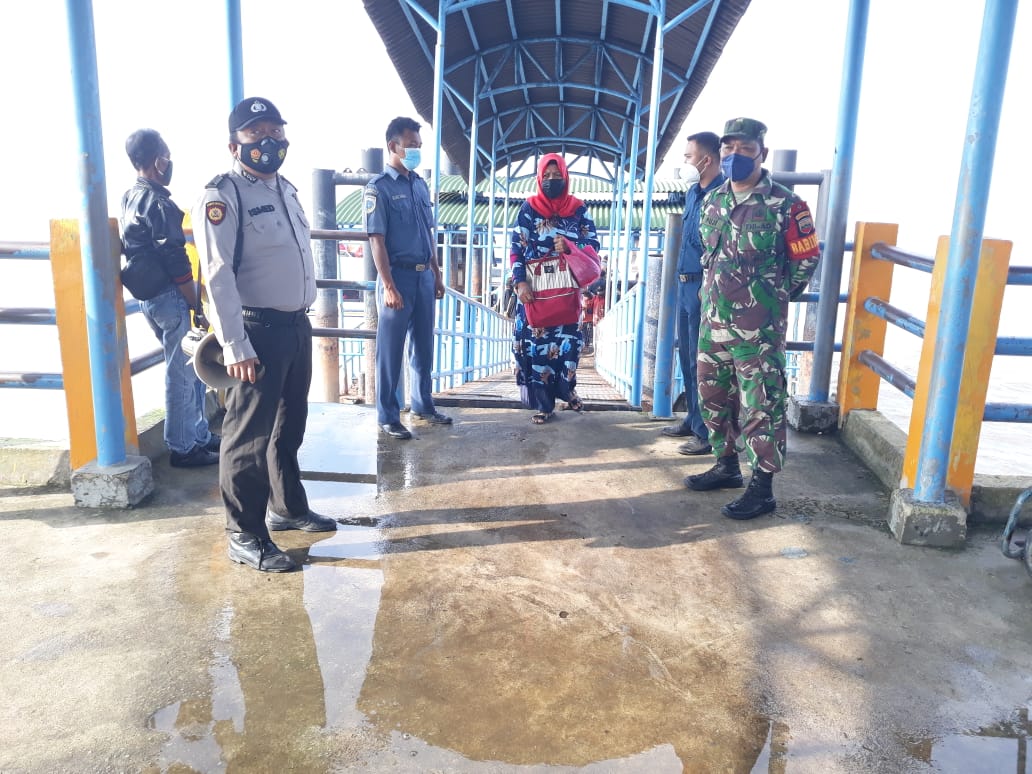 Bersama TNI dan Syahbandar, Polsek Kuala Kampar Pantau Prokes di Pelabuhan