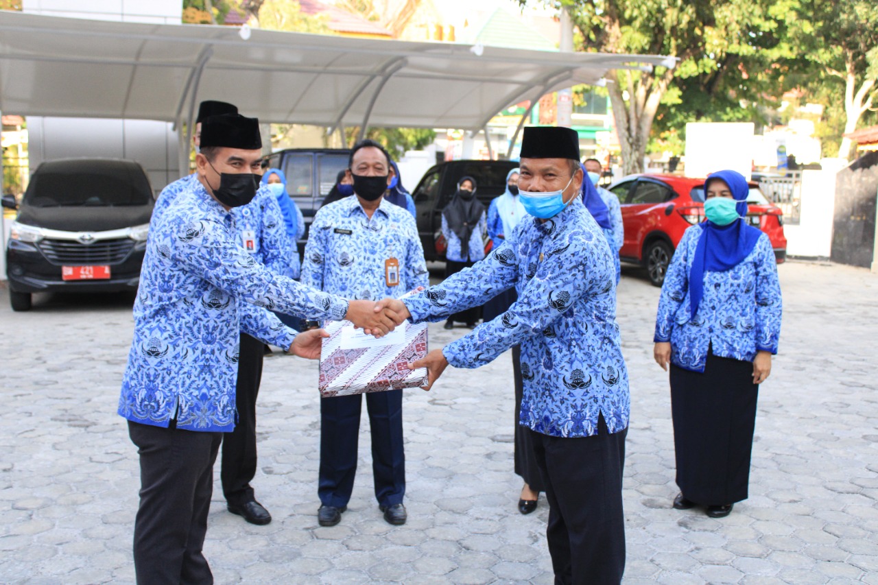 Bersempena HUT KORPRI ke-50, Kadis Akur Lepas Purna Tugas PNS Senior