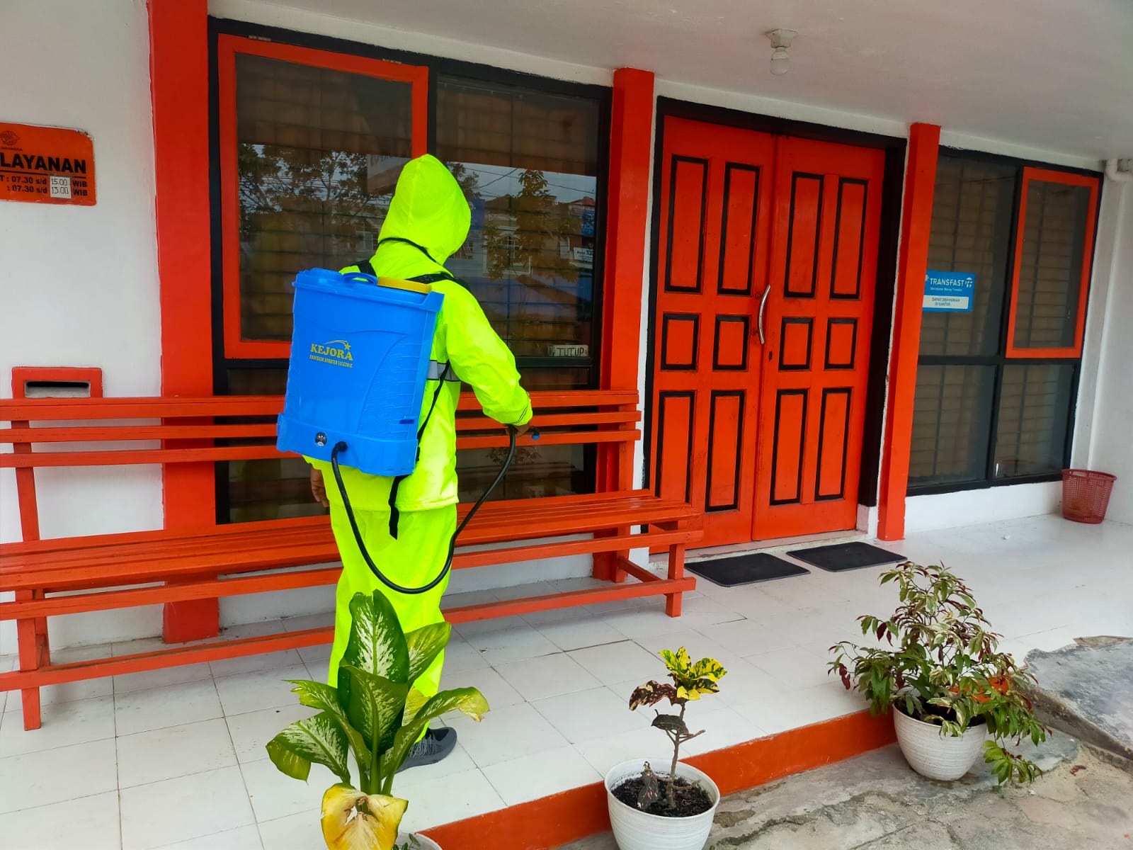 Putus Penyebaran Covid-19, Polsek Pangkalan Kuras Semprot Disinfektan di Kantor Pos