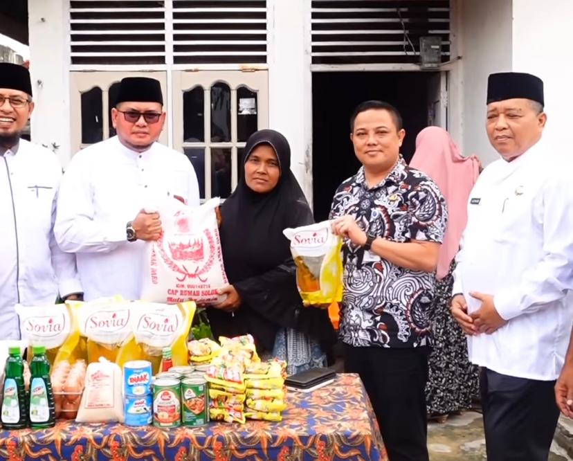 Terima Bantuan Jumat Berkah dari UIR dan LBP2AR, Masyarakat Didampingi Sekcam Bukit Raya