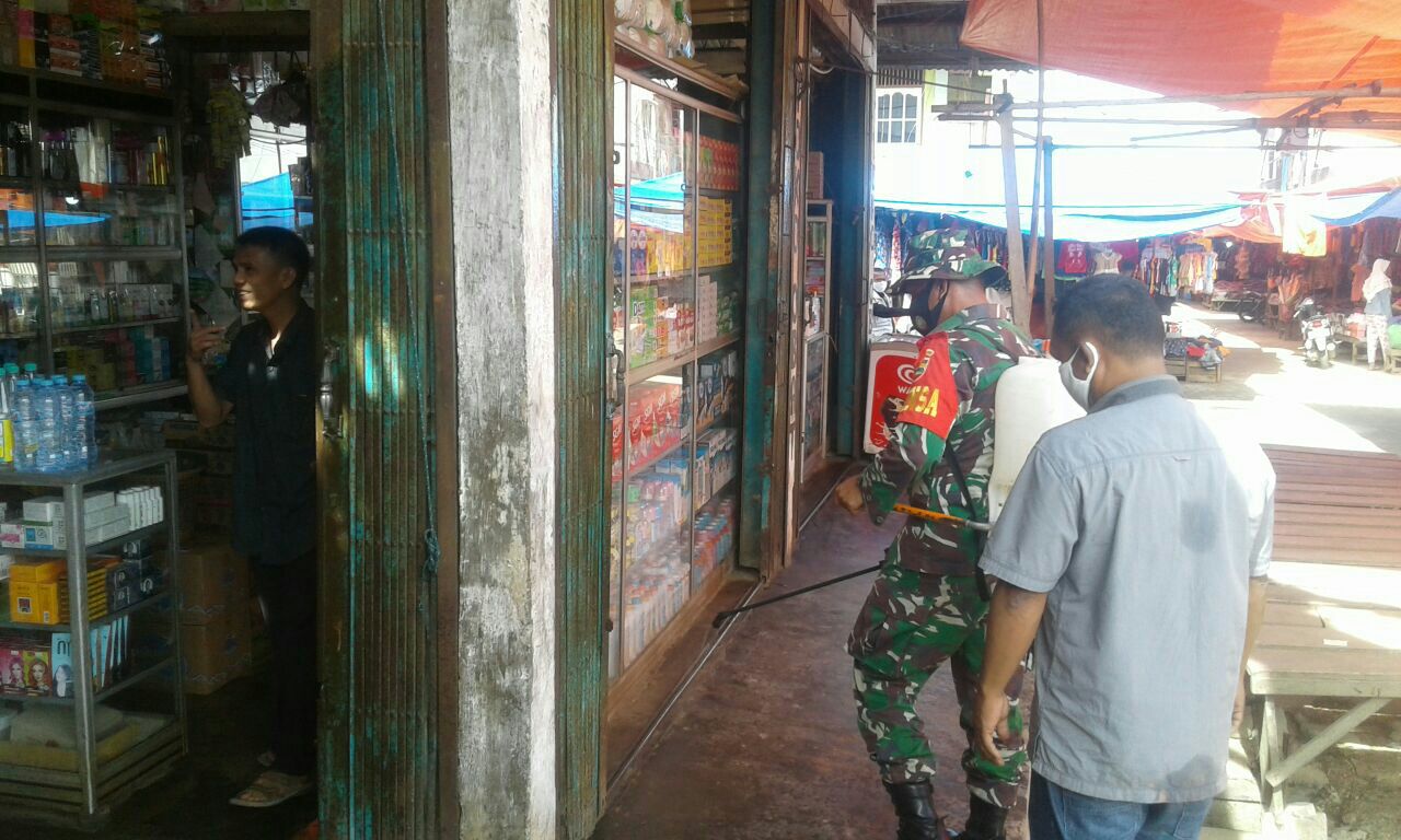 Jelang New Normal, Babinsa Koramil 16/Tapung Bersama Tim Relawan Covid 19 Lakukan Penyemprotan Disin
