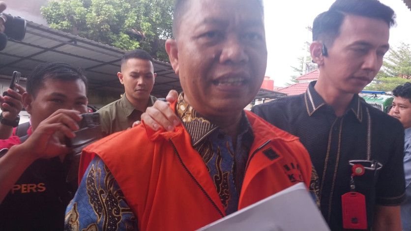 Pakai Baju Oranye, Eks Pj Walikota Risnandar Mahiwa Cs Tiba di Pengadilan Tipikor Pekanbaru