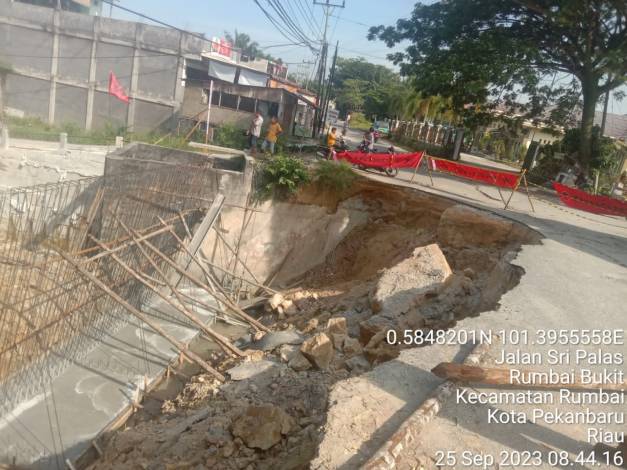 Jalan Amblas di Pastoran Rumbai, Dinas PUPR Pekanbaru Gerak Cepat Lakukan Perbaikan