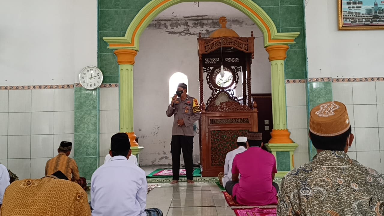 Giat Jumling, Personil Polsek Ukui Sosialisasikan Prokes di Masjid