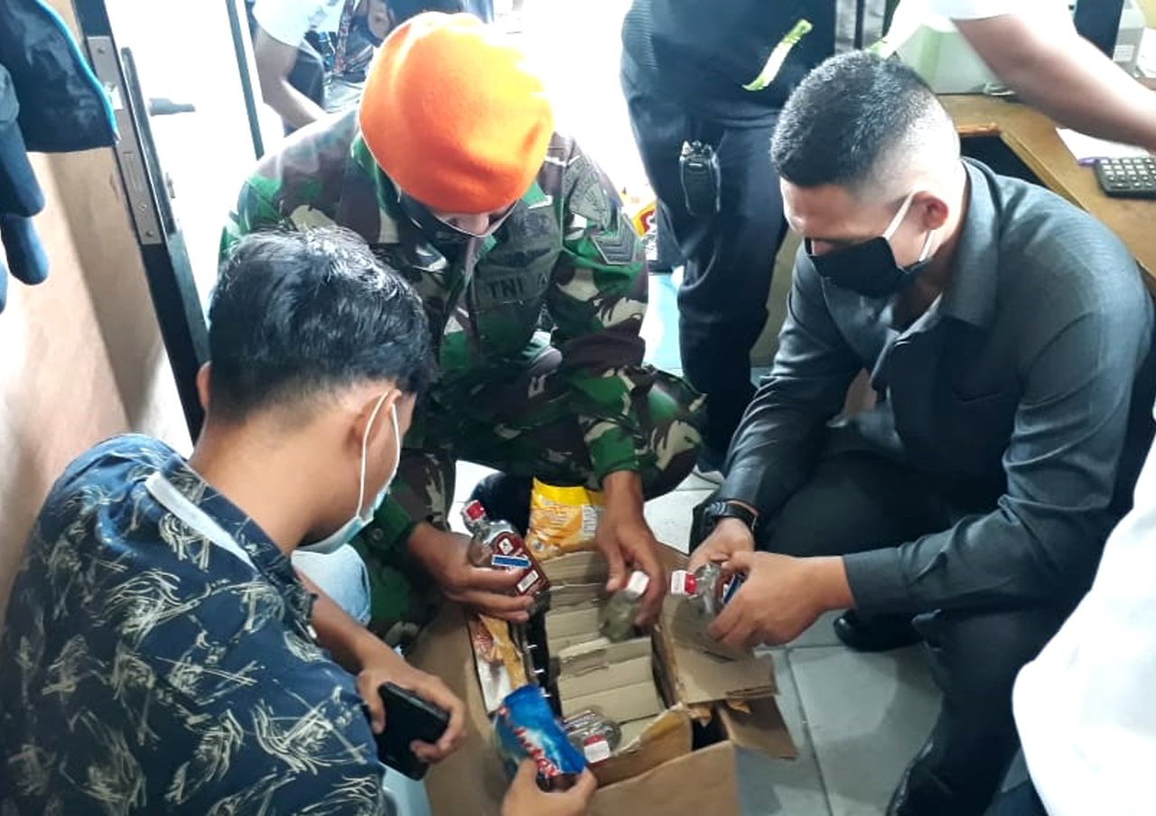Satgas Pamrahwan Yonko 462 Paskhas  Pos Jayapura Gagalkan Penyelundupan Miras