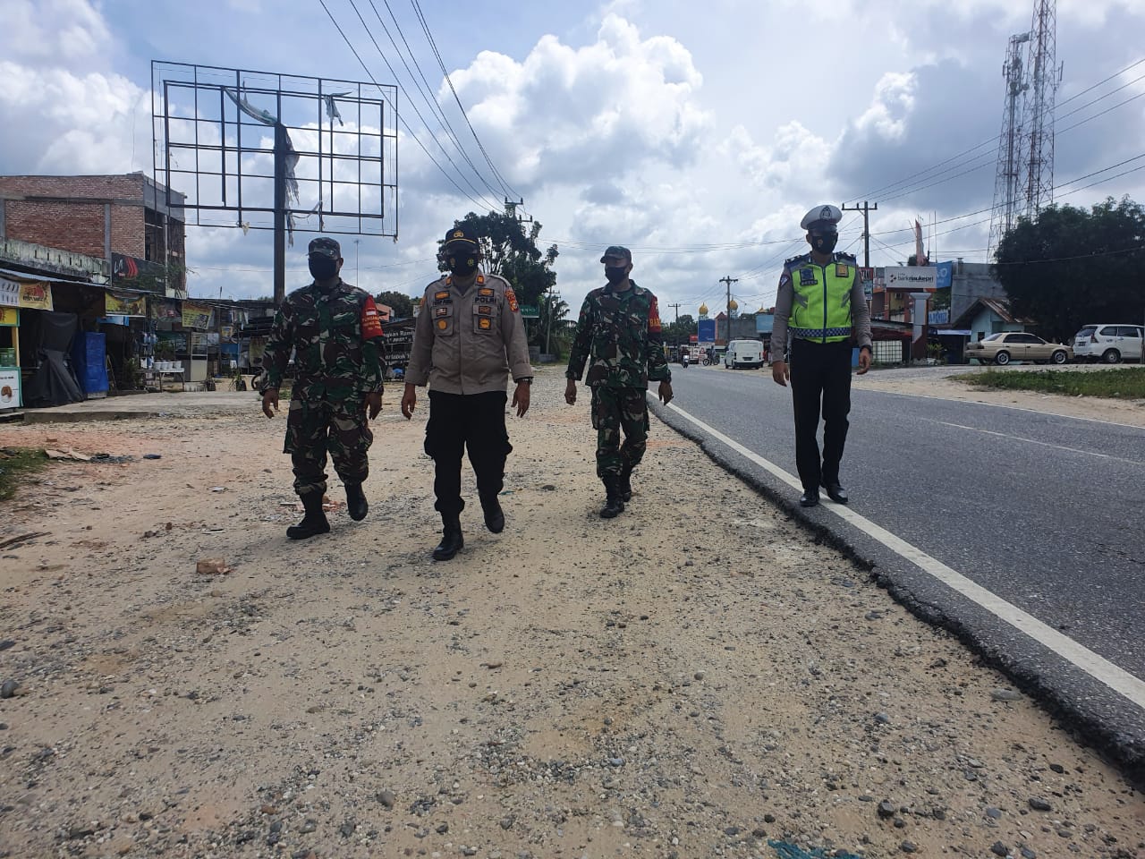 Jaga Keamanan di Wilayah binaan, Polsek Bandar Sei Kijang Laksanakan Patroli Gabungan