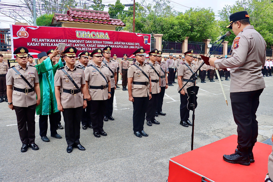 Kapolresta Pekanbaru Pimpin Upacara Pisah Sambut Pejabat Utama Polresta