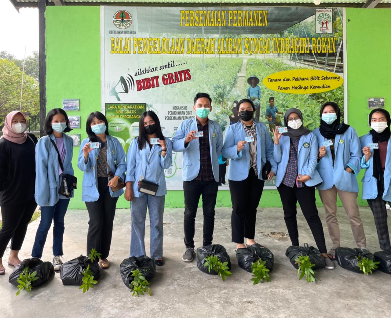 Mahasiswa Kukerta Unri Bagikan Bibit Pohon Gratis di Desa Tarai Bangun