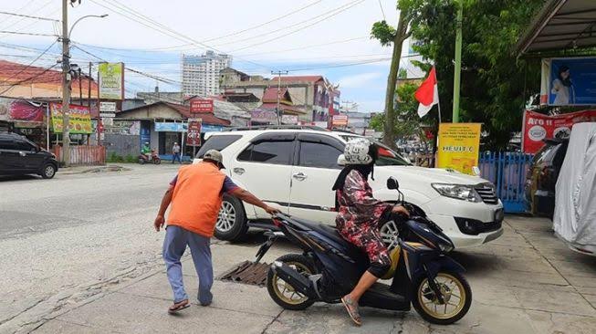 Wali Kota Pekanbaru Pastikan Tarif Parkir Sesuai Perwako, Meski Sedang Retreat