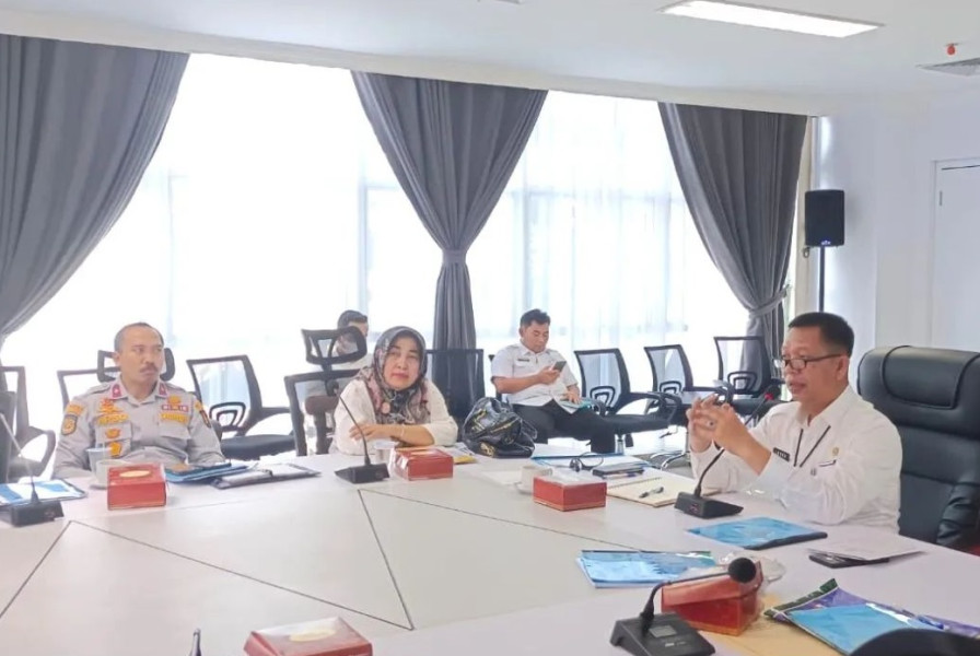 Dipimpin Sekda, Kepala BPKAD Hadiri Rapat Ekspose Kerjasama Pengelolaan Tiang Lampu Fiber Optik