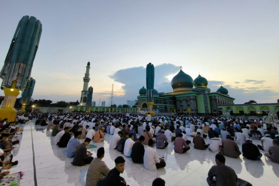 Gubernur Riau Gelar Buka Puasa Bersama di Masjid An-Nur, Ribuan Warga Antusias Hadir
