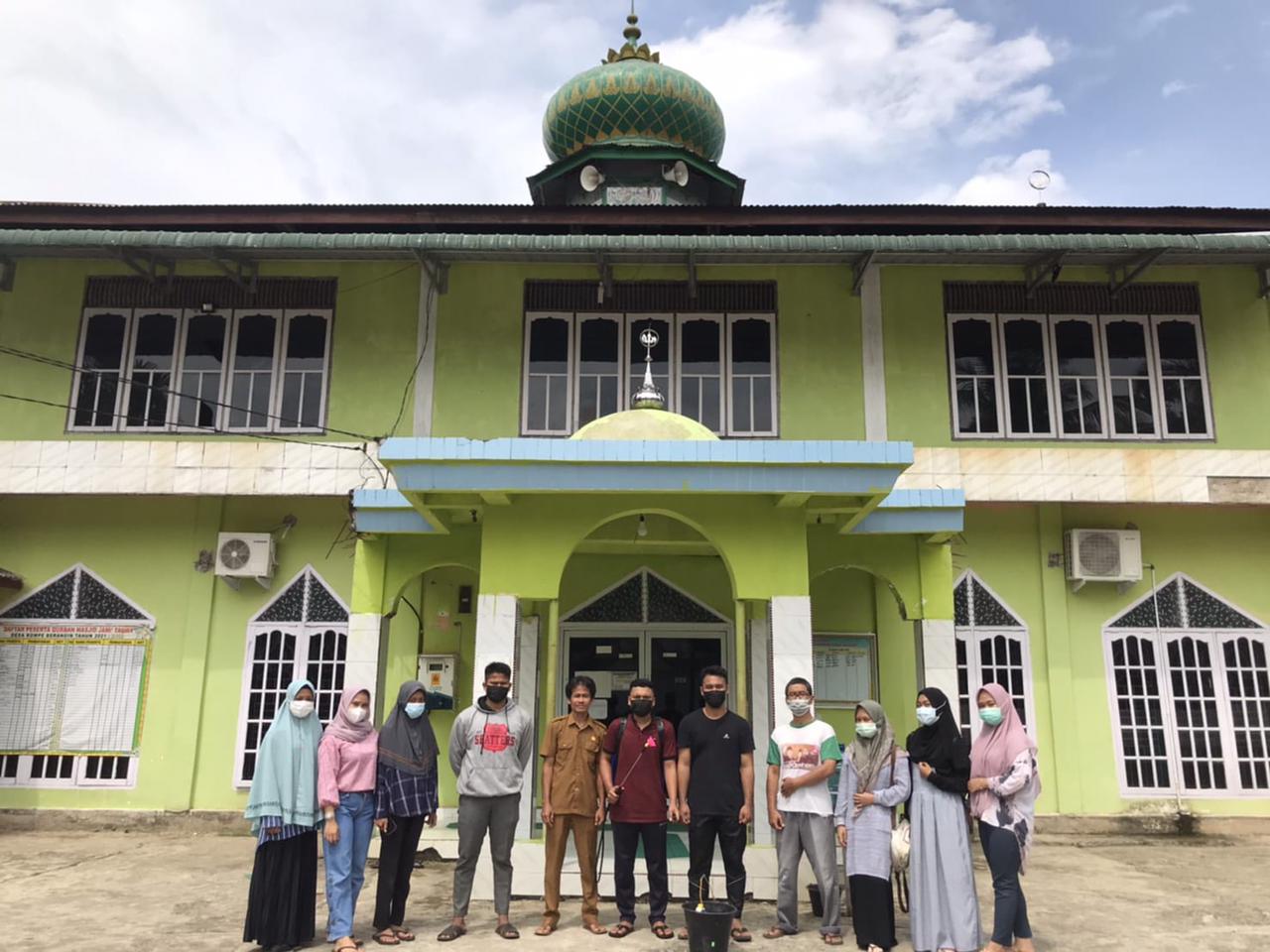 Mahasiswa Kukerta Unri Desa Kompe Semprot Fasilitas Umum dengan Disinfektan