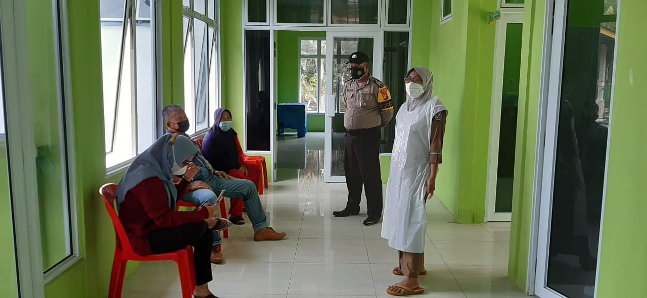 Polsek Kuala Kampar Awasi Pelaksanaan Vaksinasi di Puskesmas Setempat
