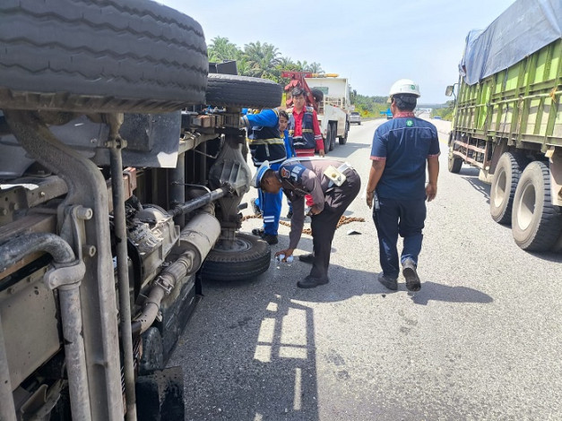 Pajero Sport Hantam Truk di Jalan Tol Pekanbaru-Dumai
