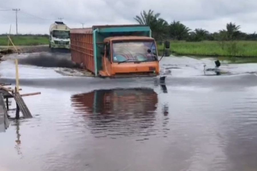 Banjir dan Jalan Rusak di Rohul Putuskan Akses Lalu Lintas, Perbaikan Tertunda
