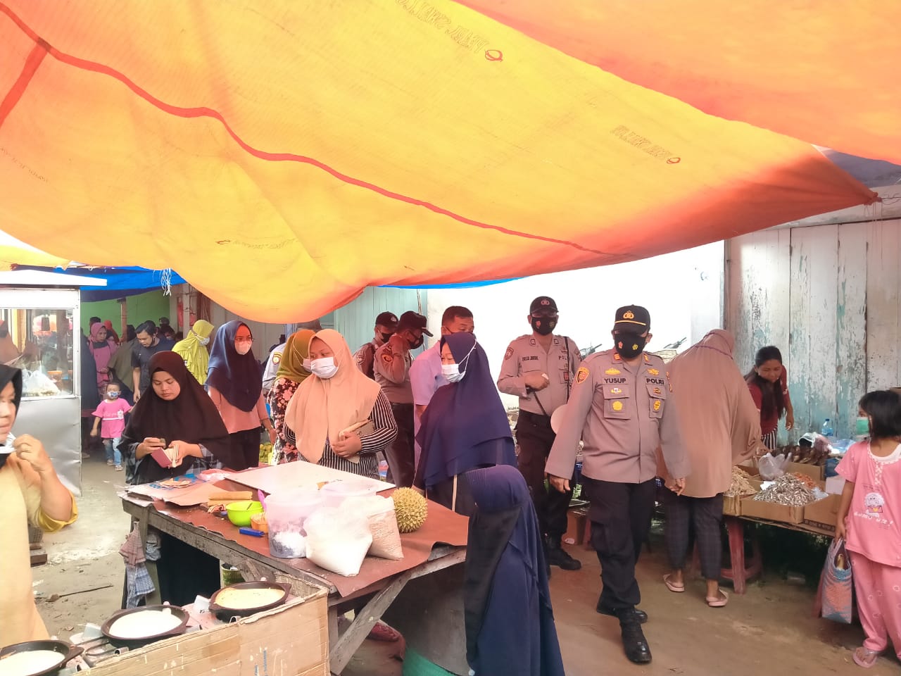 Polsek Bandar Sei Kijang Sosialisasikan Prokes kepada Warga di Pasar