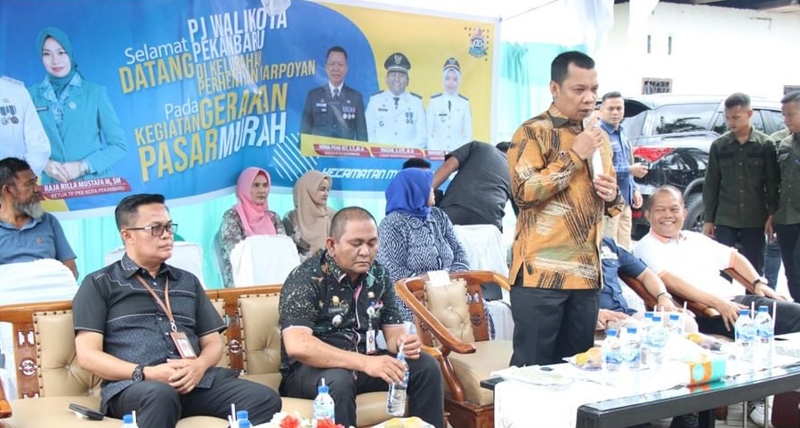 Kepala Disketapang Dampingi Pj Walikota Tinjau Gerakan Pangan Murah di Kelurahan Maharatu