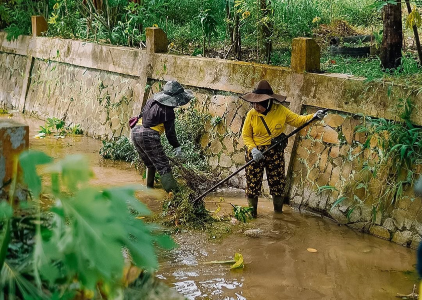 Mencegah Banjir, Dinas PUPR Pekanbaru Intensifkan Pembersihan Drainase