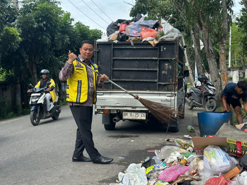 Wakil Wali Kota Pekanbaru Turun Langsung Bersihkan Sampah di Beberapa Titik