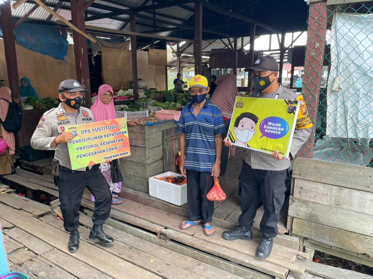 Polsek Kuala Kampar Operasi Yustisi Razia Masker di Pasar Penyalai