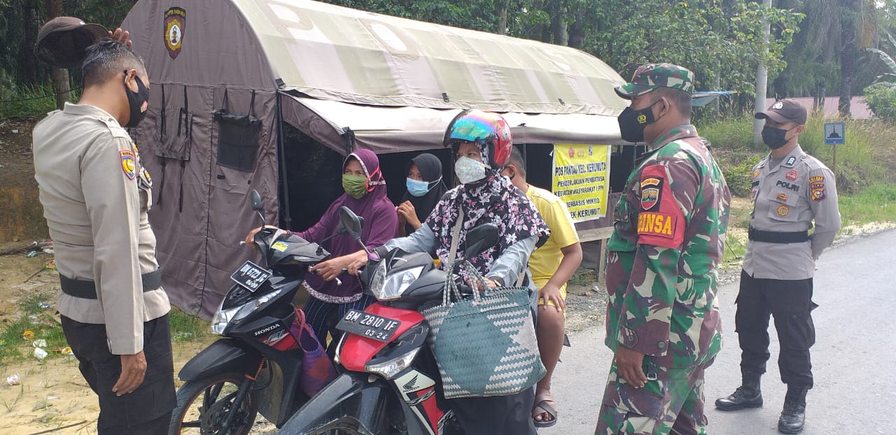 Berjaga di Posko Covid-19, Personel Polsek Kerumutan Awasi Prokes Masyarakat